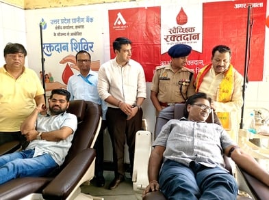 शिविर में रक्तदान करते महादानी। संवाद 