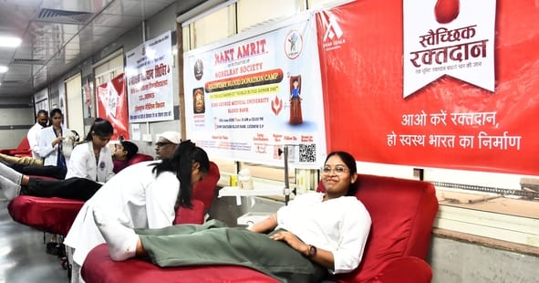 शिविर में रक्तदान करते महादानी।