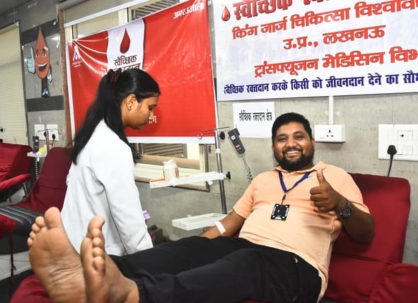 शिविर में रक्तदान करते महादानी।