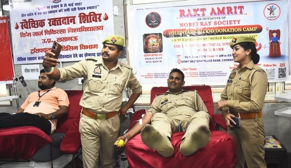 शिविर में रक्तदान करते महादानी।