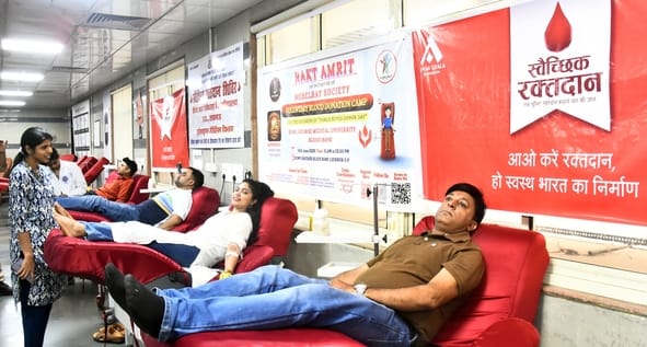 शिविर में रक्तदान करते महादानी।