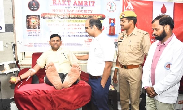 शिविर में रक्तदान करते महादानी।