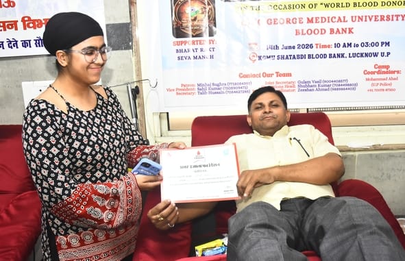 शिविर में रक्तदान करते महादानी।