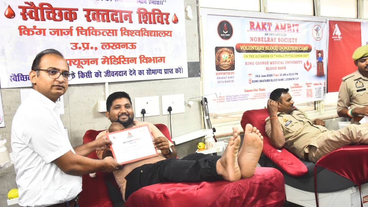 शिविर में रक्तदान करते महादानी।