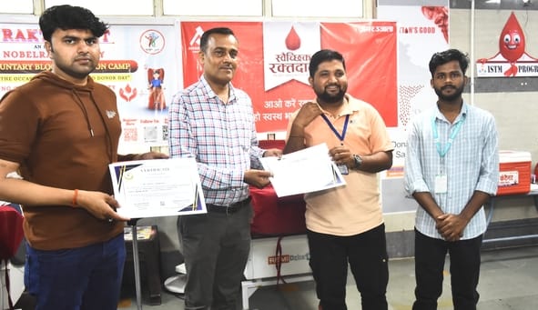 शिविर में रक्तदान करते महादानी।