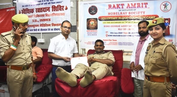 शिविर में रक्तदान करते महादानी।
