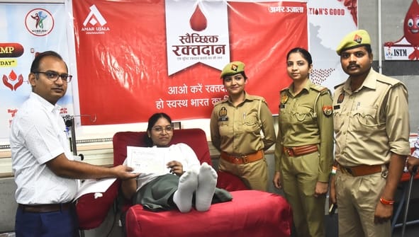 शिविर में रक्तदान करते महादानी।