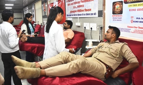 शिविर में रक्तदान करते महादानी।