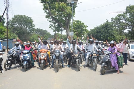 तिकोनिया चौराहे से बाइक रैली निकालकर विरोध प्रदर्शन करते उ प्र ग्राम रोजगार सेवक संघ के लोग। तिकोनिया चौराहे से बाइक रैली निकालकर विरोध प्रदर्शन करते उ प्र ग्राम रोजगार सेवक संघ के लोग।