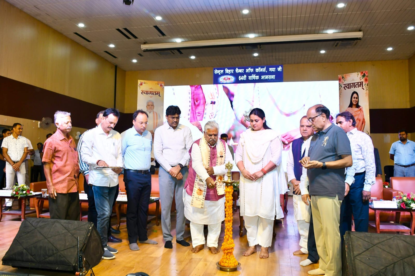 दीप प्रज्वलित करते बिहार विधानसभा अध्यक्ष, बिहार सरकार के मंत्री श्रेयसी सिंह व अन्य