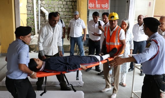 धर्मशाला में आपदा प्रबंधन पर आयोजित मॉक डि्रल के दौरान घायलों को अस्पताल लाने के बाद चैक करते ह धर्मशाला में आपदा प्रबंधन पर आयोजित मॉक डि्रल के दौरान घायलों को अस्पताल लाने के बाद चैक करते ह