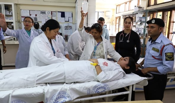 धर्मशाला में आपदा प्रबंधन पर आयोजित मॉक डि्रल के दौरान घायलों को अस्पताल लाने के बाद चैक करते ह धर्मशाला में आपदा प्रबंधन पर आयोजित मॉक डि्रल के दौरान घायलों को अस्पताल लाने के बाद चैक करते ह