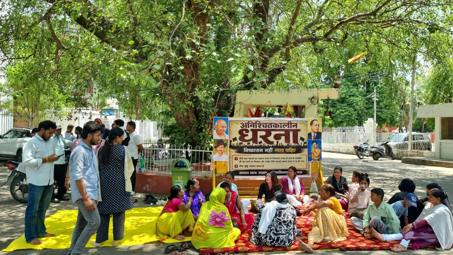 धरने पर बैठे छात्रों के समर्थन में उतरे अभिभावक