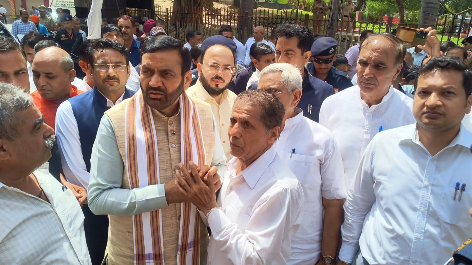 16-रोहतक में डी-पार्क अग्निकांड में जान गंवाने वाले सौरभ के परिवार को सांत्वना देते मुख्यमंत्री