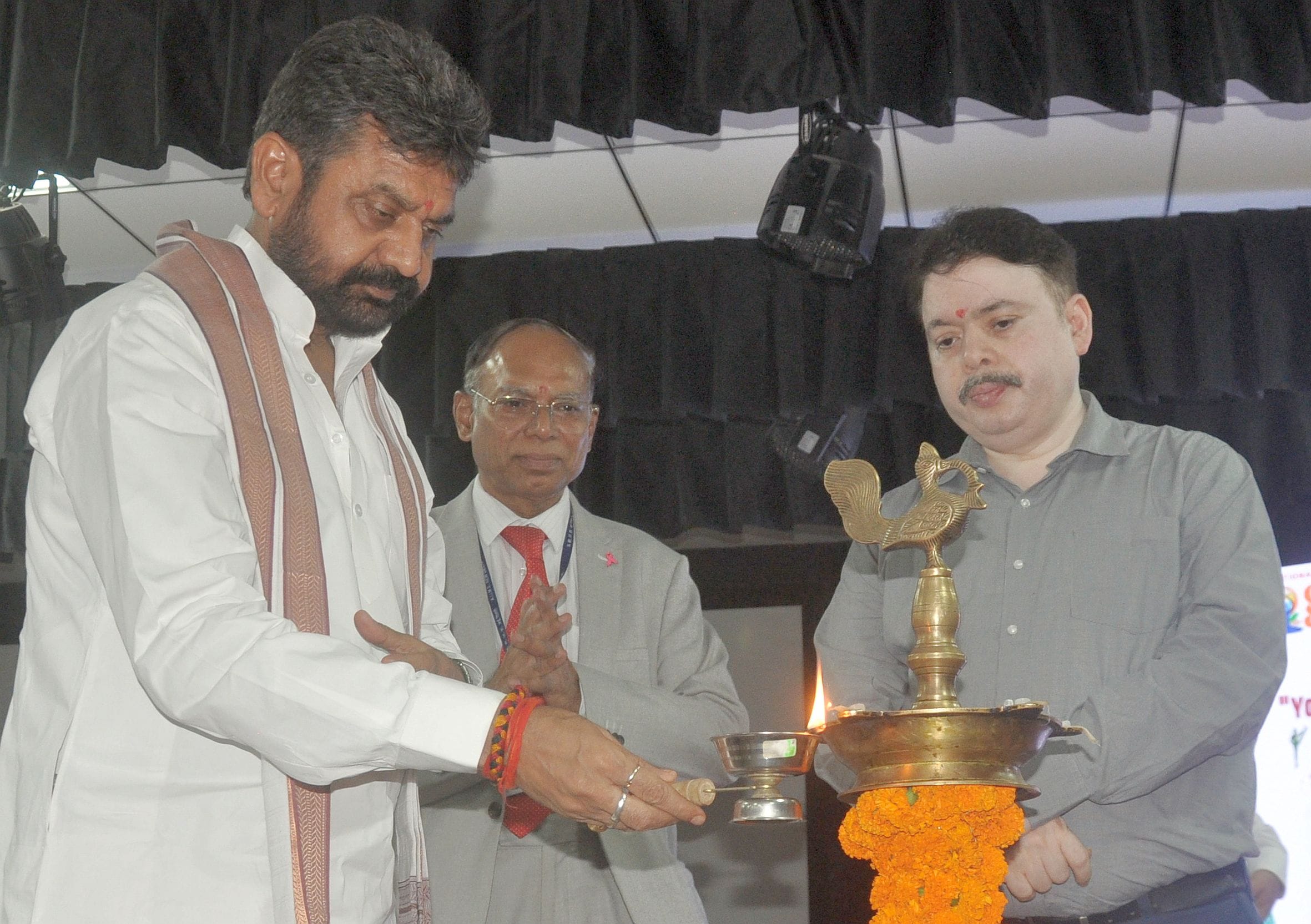 आयुष राज्यमंत्री डॉ. दयाशंकर मिश्र ने योग सप्ताह का शुभारंभ किया।