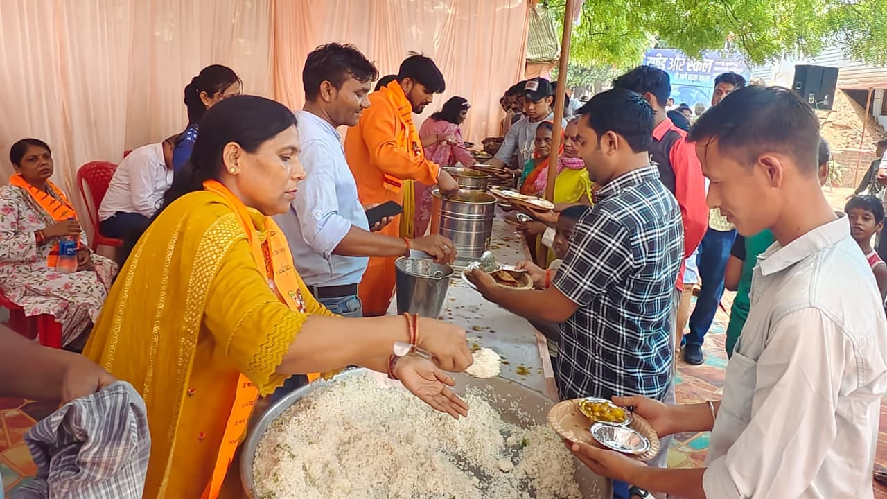 बस स्टेशन रोड पर भंडारे में लोगों को प्रसाद बांटते श्रद्धालु। संवाद