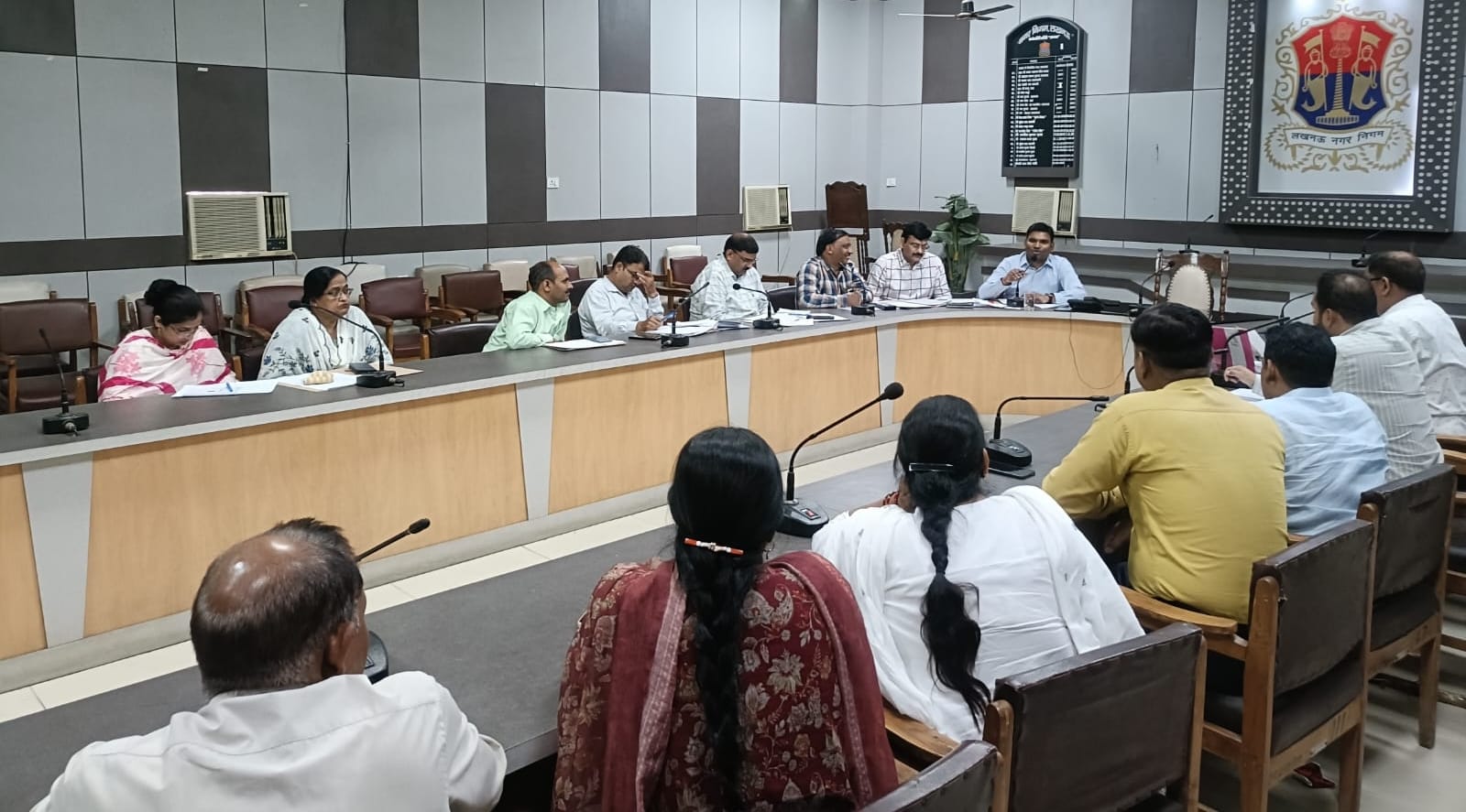 बैठक करते कर्मचारी और नगर निगम अधिकारी।