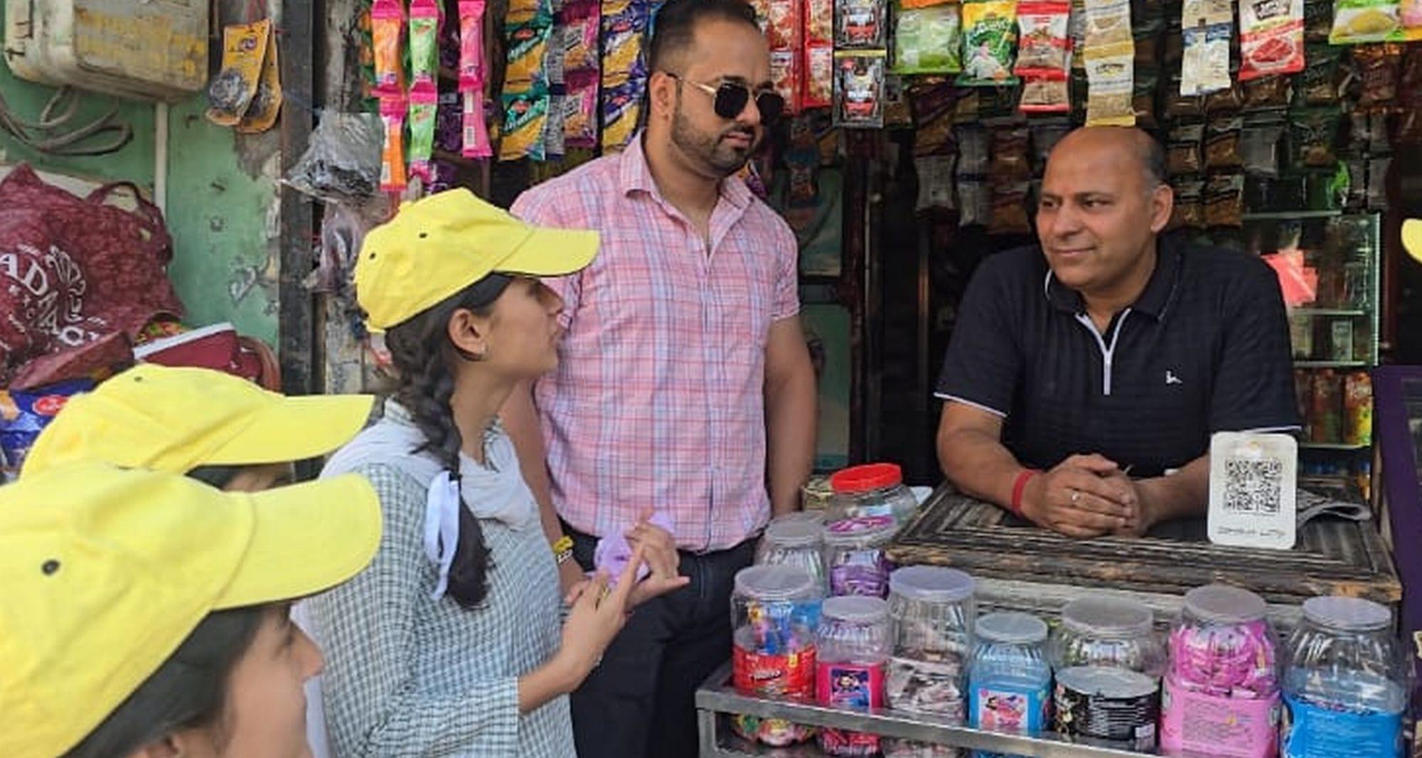 चंबा में दुकाननार को नशे को लेकर जागरूक करते राजकीय कन्या वरिष्ठ माध्यमिक पाठशालाककी छात्राएं।स