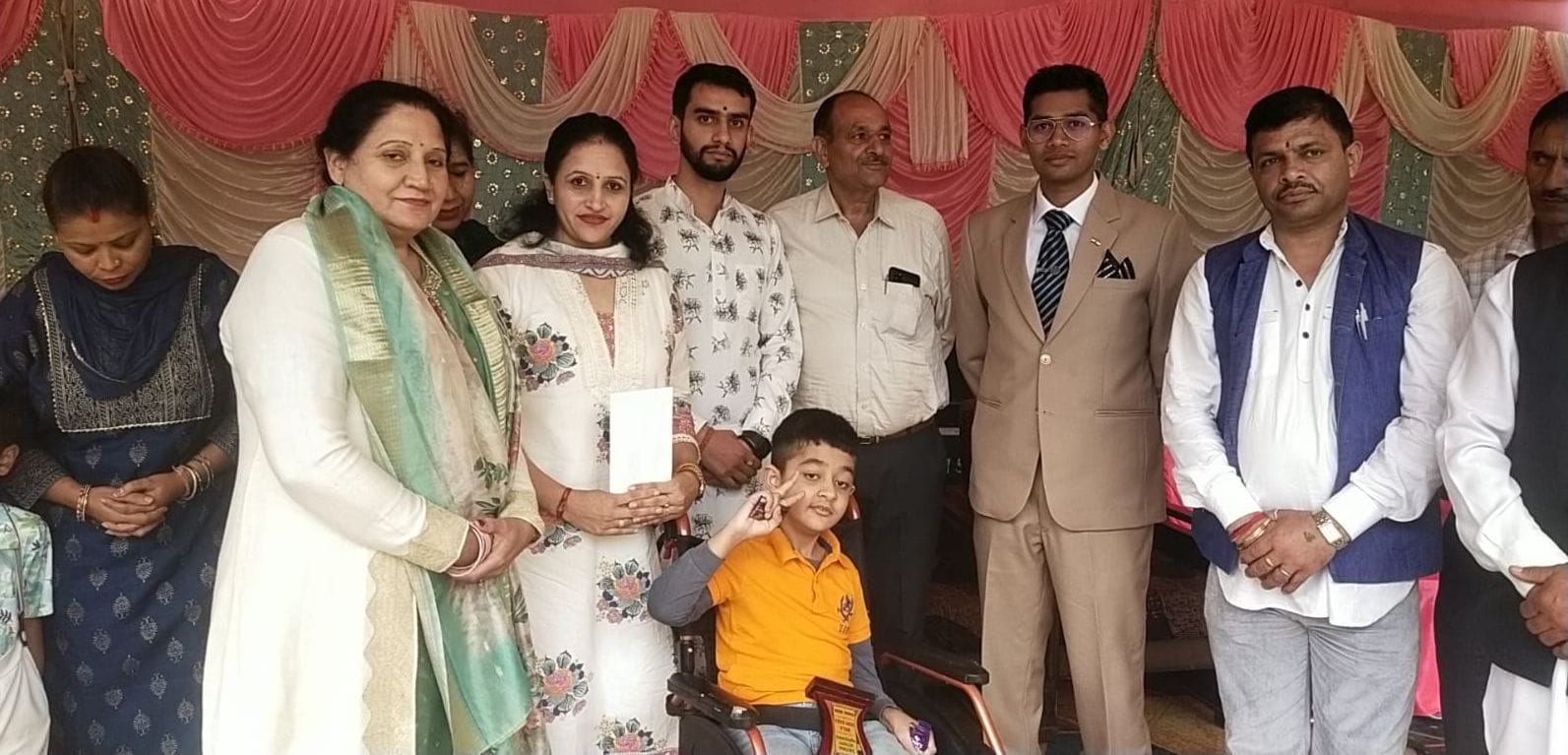 चायल में आयोजित मेले के दौरान हुई बारिश में टेंट के नीचे रुके लोग। संवाद