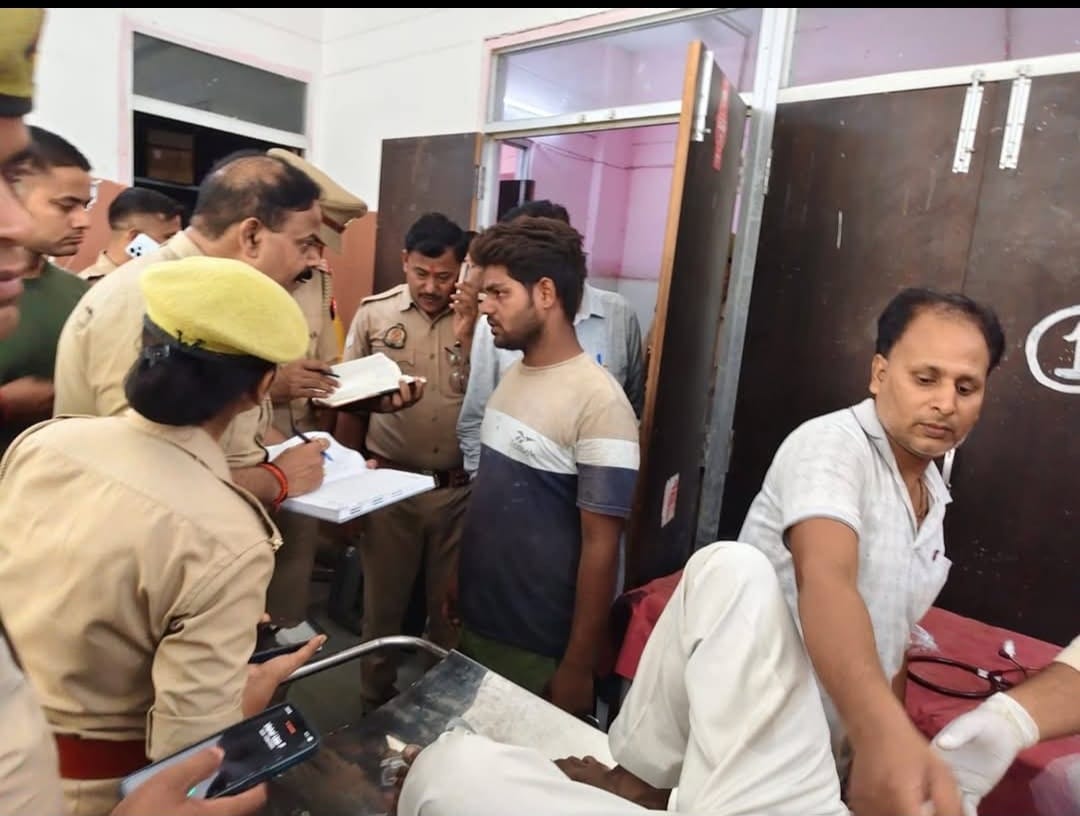 छत्तूपुर गांव में मृतक राम नरेश के घर में मौजूद परिजन। संवाद छत्तूपुर गांव में मृतक राम नरेश के घर में मौजूद परिजन। संवाद
