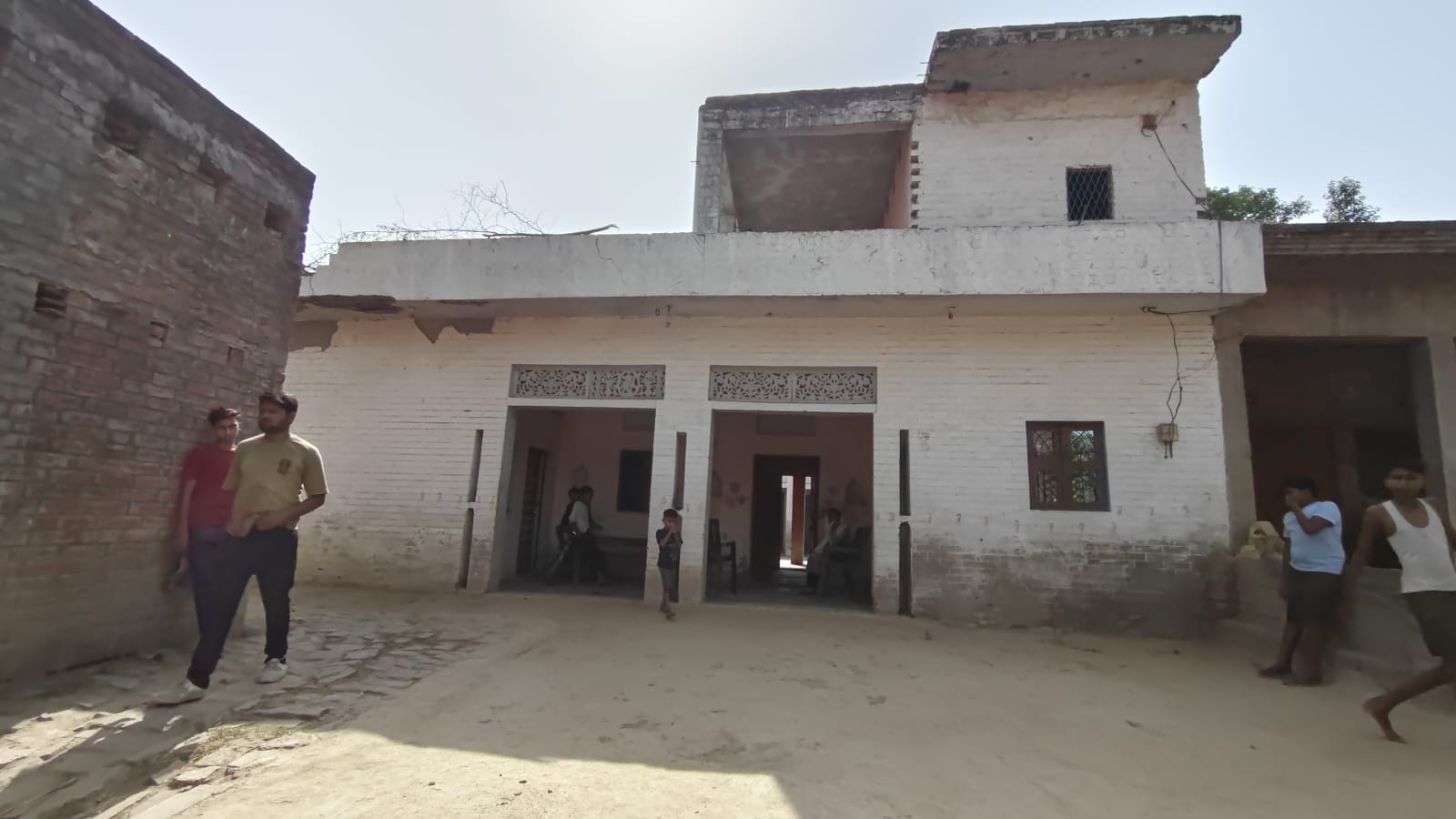 छत्तूपुर गांव में मृतक राम नरेश के घर में मौजूद परिजन। संवाद छत्तूपुर गांव में मृतक राम नरेश के घर में मौजूद परिजन। संवाद