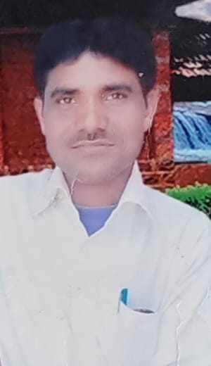 छत्तूपुर गांव में मृतक राम नरेश के घर में मौजूद परिजन। संवाद छत्तूपुर गांव में मृतक राम नरेश के घर में मौजूद परिजन। संवाद