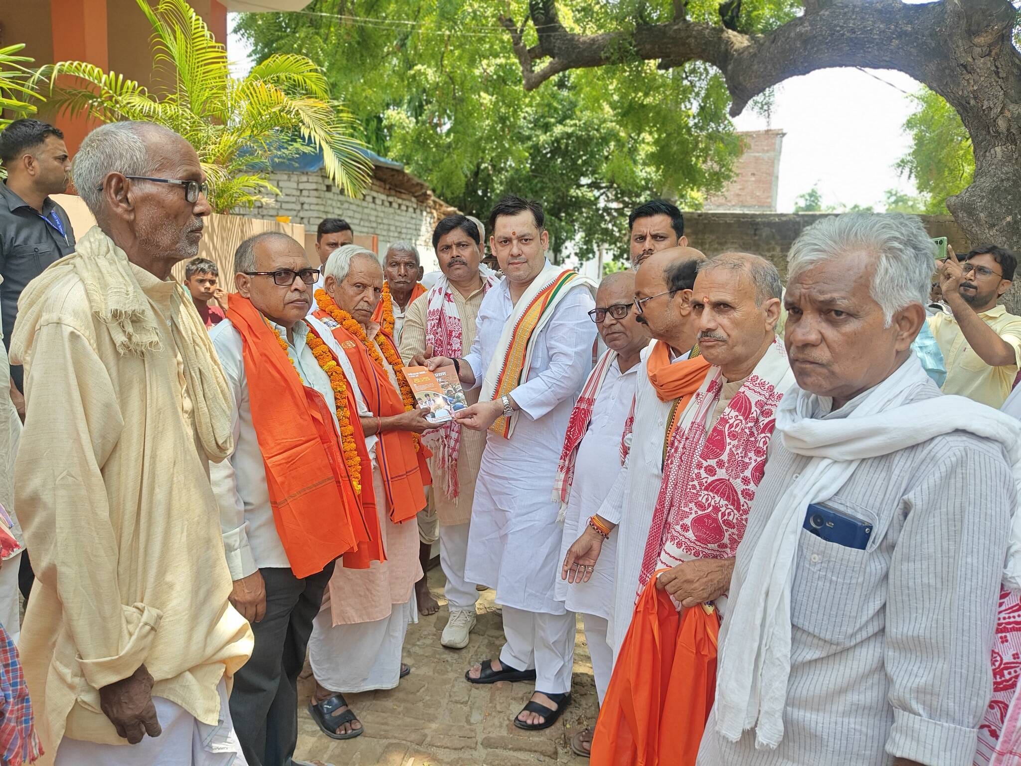 छावनी लाइन स्थित भाजपा कार्यालय में आयोजित सदस्यता समारोह में बोलते जिलाध्यक्ष ओमप्रकाश राय। स् छावनी लाइन स्थित भाजपा कार्यालय में आयोजित सदस्यता समारोह में बोलते जिलाध्यक्ष ओमप्रकाश राय। स्