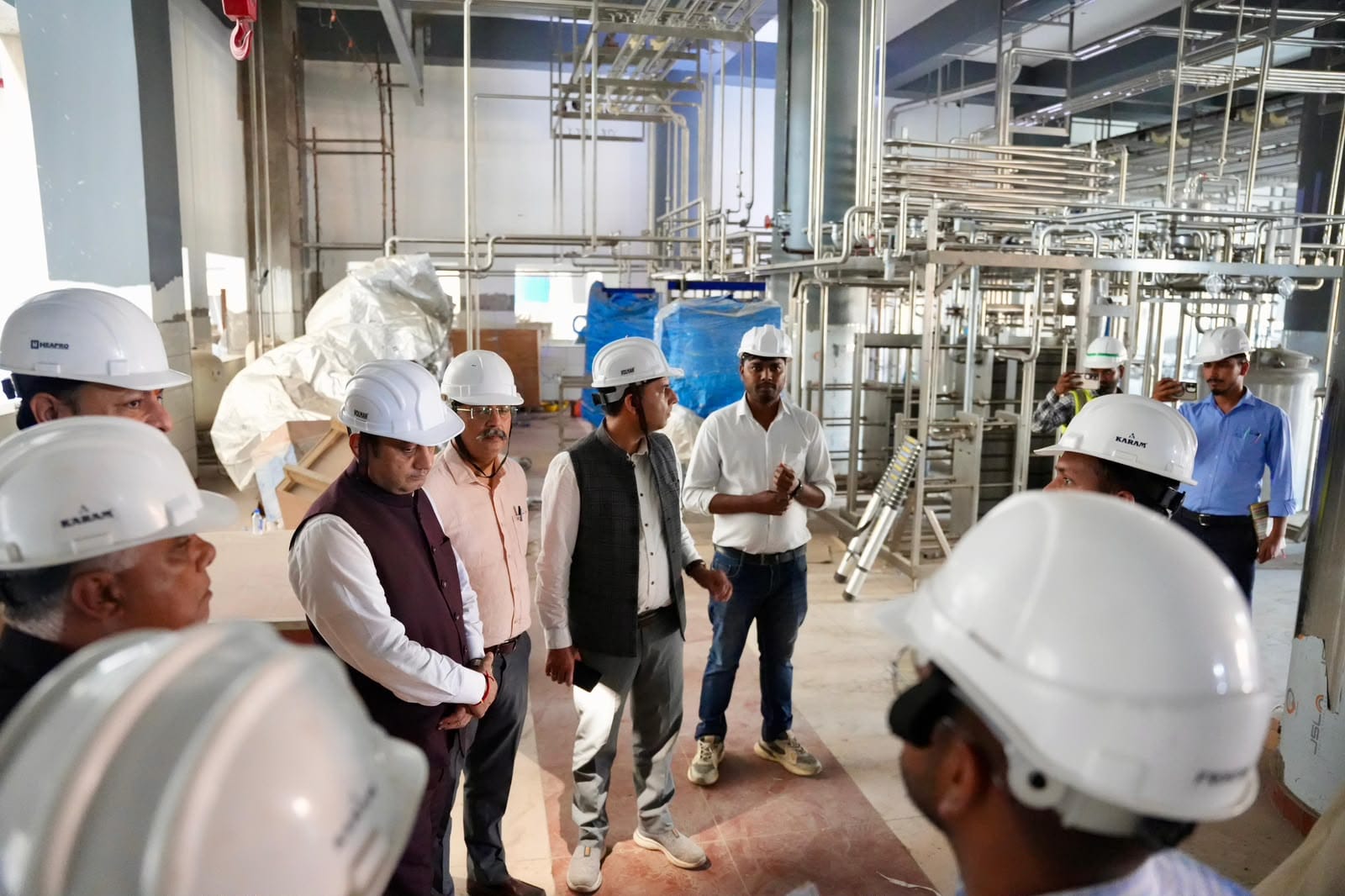 ढगवार मिल्क प्लांट का दौरा करते सांसद सुधांशु त्रिवेदी, विधायक सुधीर शर्मा और अन्य। -स्रोत: जाग ढगवार मिल्क प्लांट का दौरा करते सांसद सुधांशु त्रिवेदी, विधायक सुधीर शर्मा और अन्य। -स्रोत: जाग