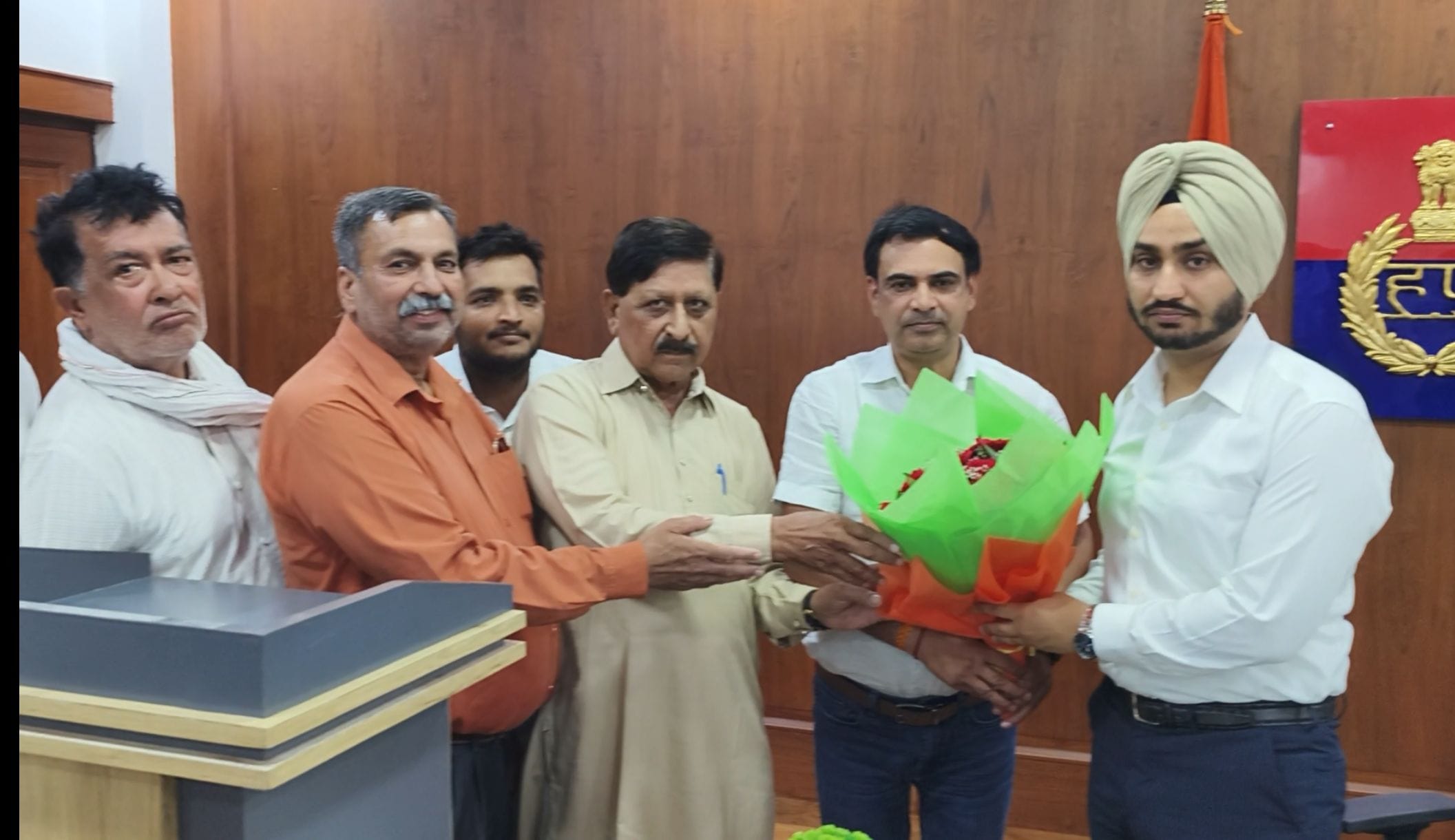 एसपी का सम्मानित करते हुए व्यापारी। प्रवक्ता एसपी का सम्मानित करते हुए व्यापारी। प्रवक्ता