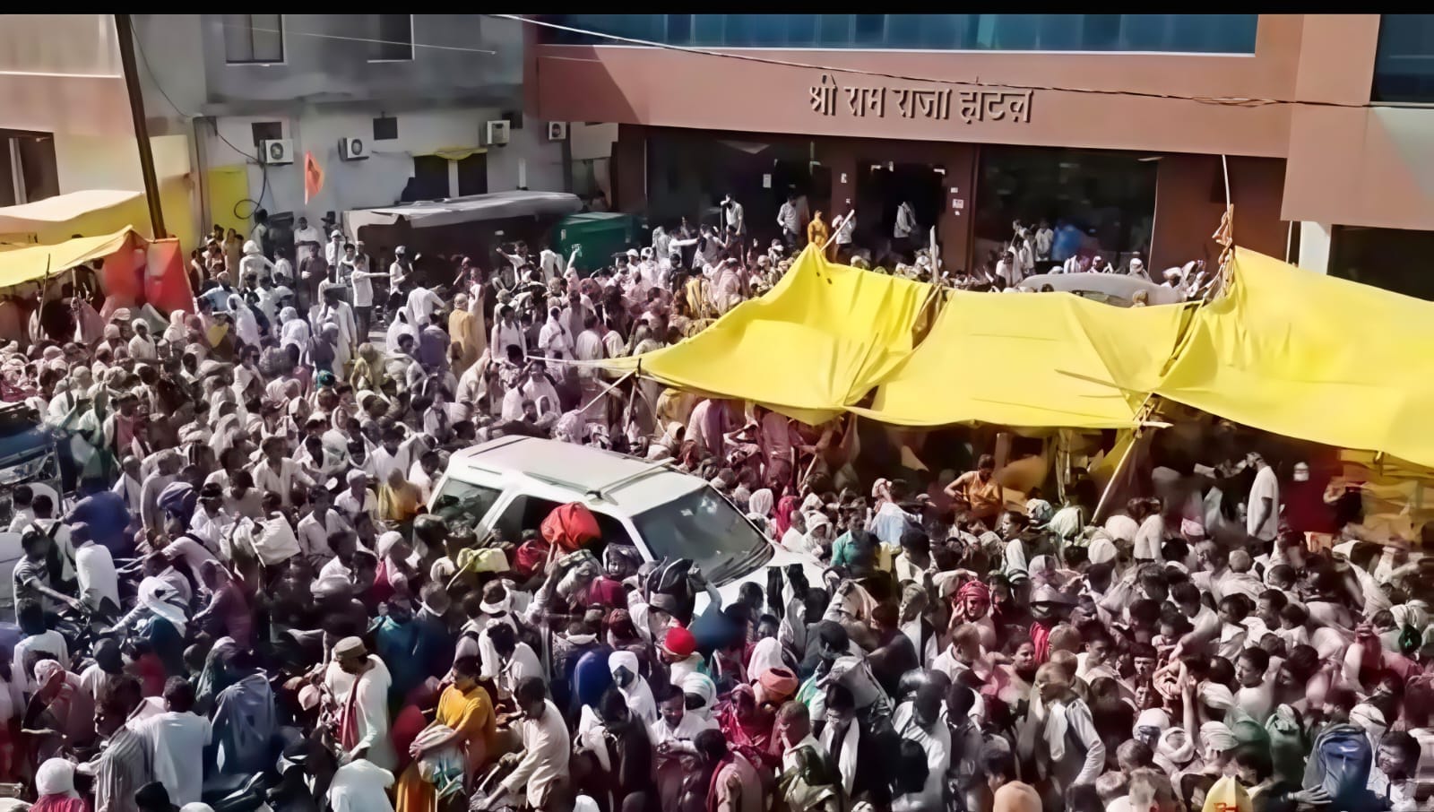 फोटो 15 सीकेटीपी-01-मंदाकिनी में डुबकी लगाते श्रद्धालु। संवाद फोटो 15 सीकेटीपी-01-मंदाकिनी में डुबकी लगाते श्रद्धालु। संवाद
