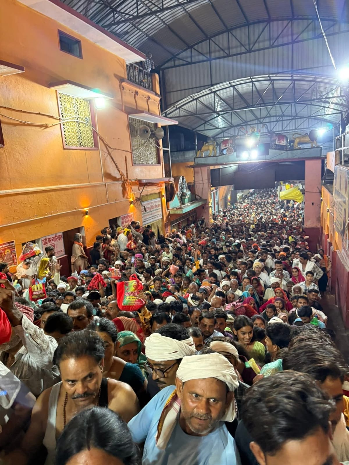 फोटो 15 सीकेटीपी-01-मंदाकिनी में डुबकी लगाते श्रद्धालु। संवाद फोटो 15 सीकेटीपी-01-मंदाकिनी में डुबकी लगाते श्रद्धालु। संवाद