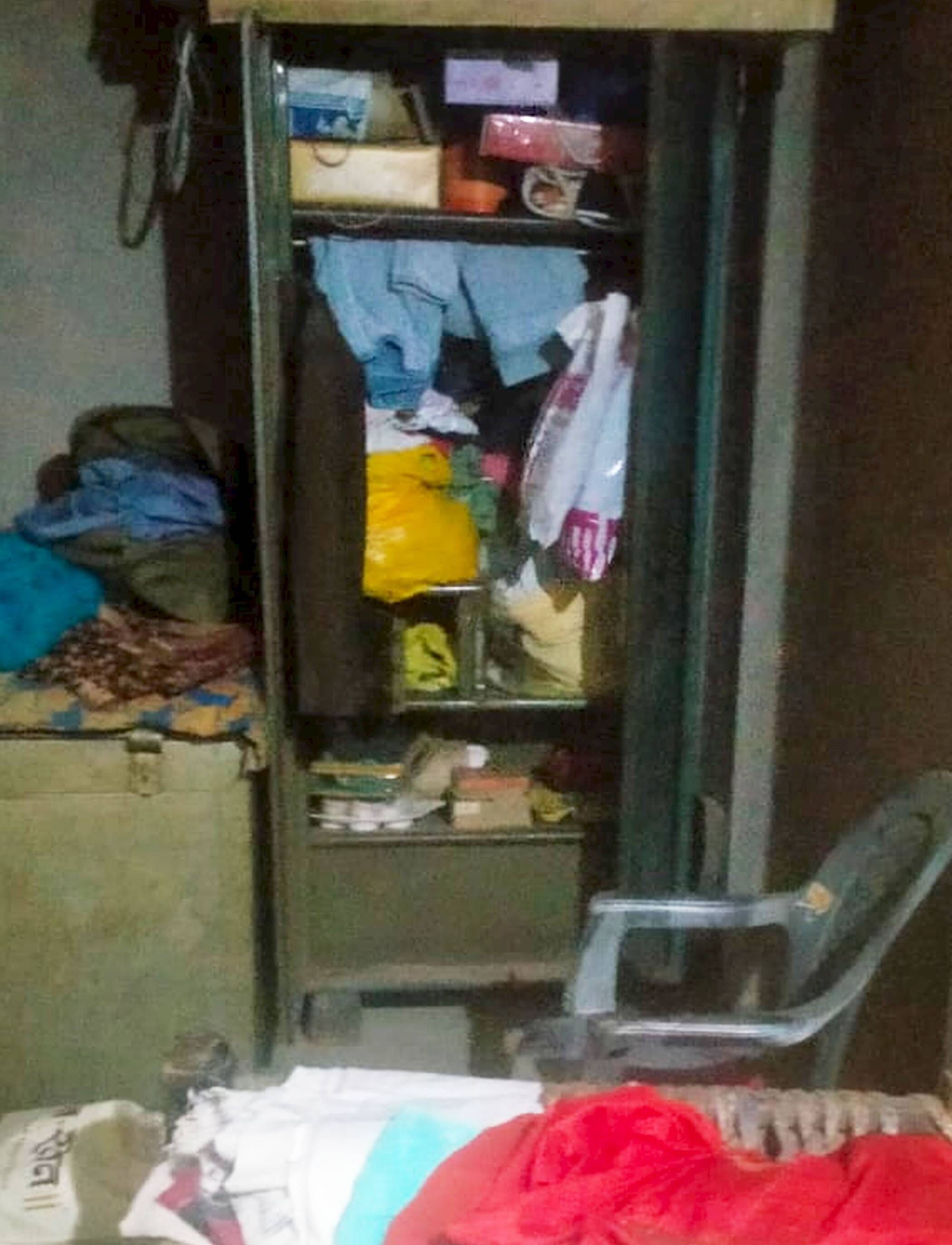 फोटो-16-कमरे में खुली पड़ी अलमारी व बिखरा पड़ा सामान। संवाद फोटो-16-कमरे में खुली पड़ी अलमारी व बिखरा पड़ा सामान। संवाद