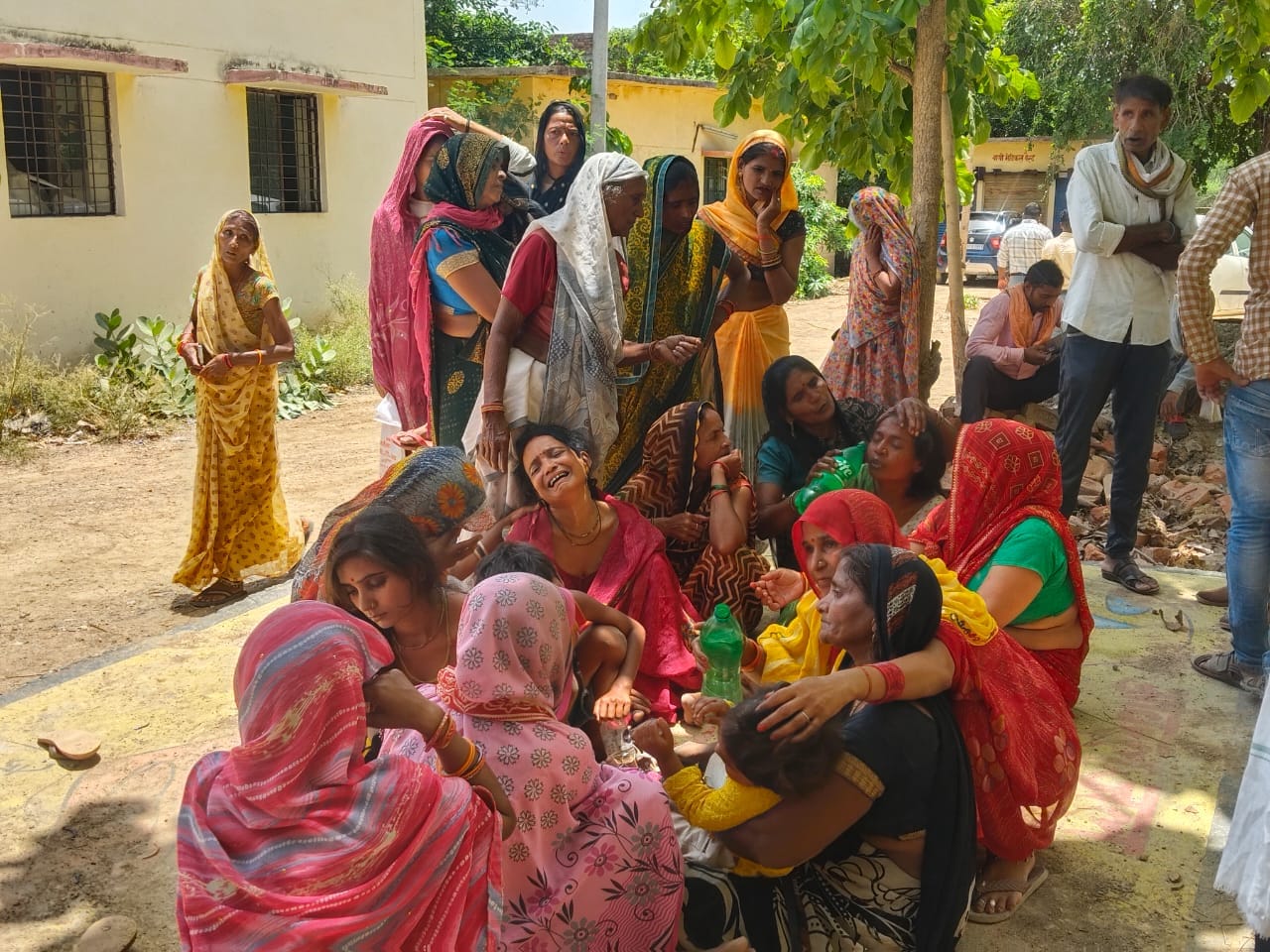 फोटो - 19 चंद्रावल नदी में बच्चों की तलाश करते गोताखोर। संवाद फोटो - 19 चंद्रावल नदी में बच्चों की तलाश करते गोताखोर। संवाद