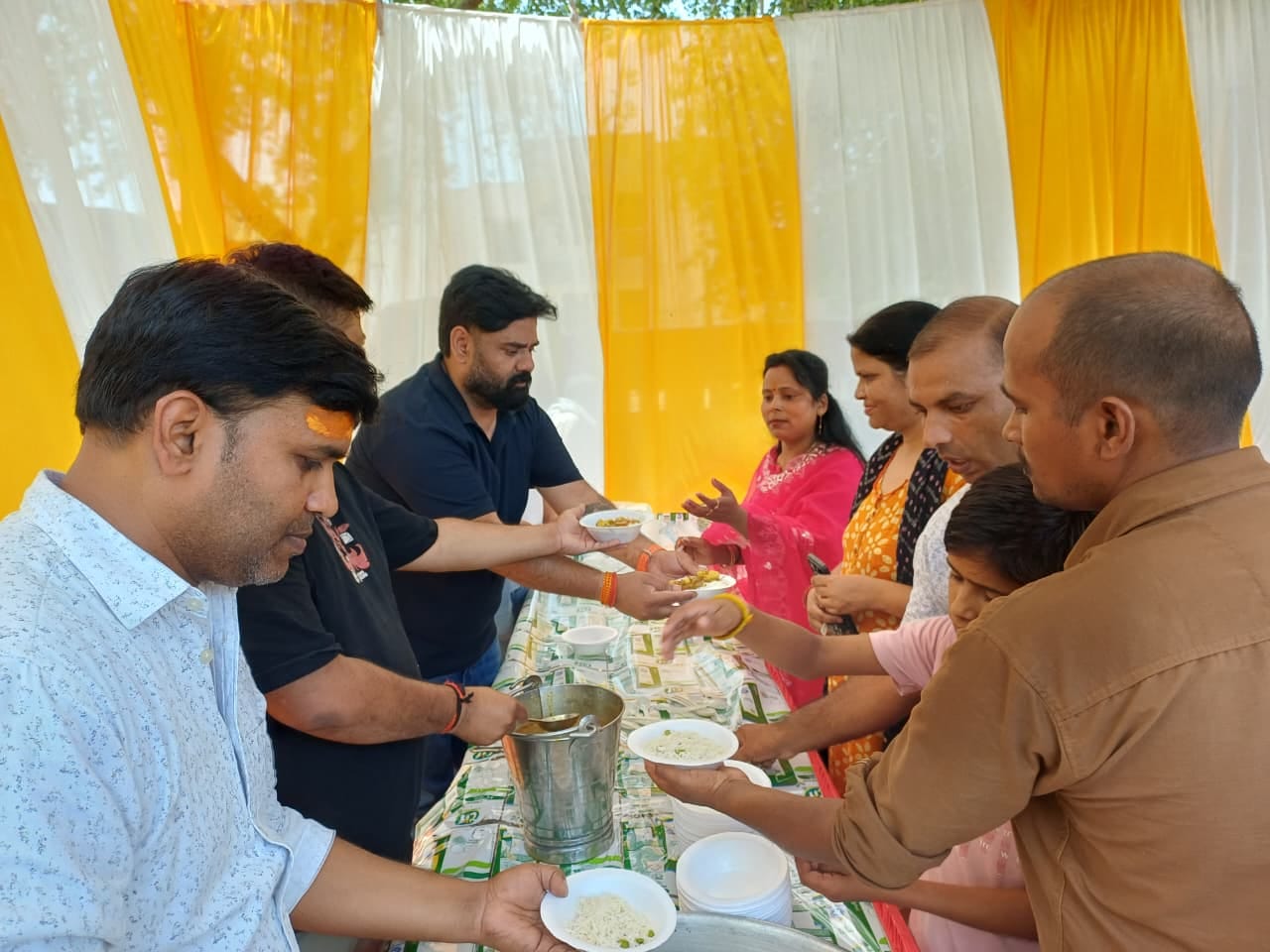 फोटो 22: बिलग्राम नगर में चौराहा पर भंडारा में प्रसाद वितरित करते श्रद्धालु। संवाद फोटो 22: बिलग्राम नगर में चौराहा पर भंडारा में प्रसाद वितरित करते श्रद्धालु। संवाद