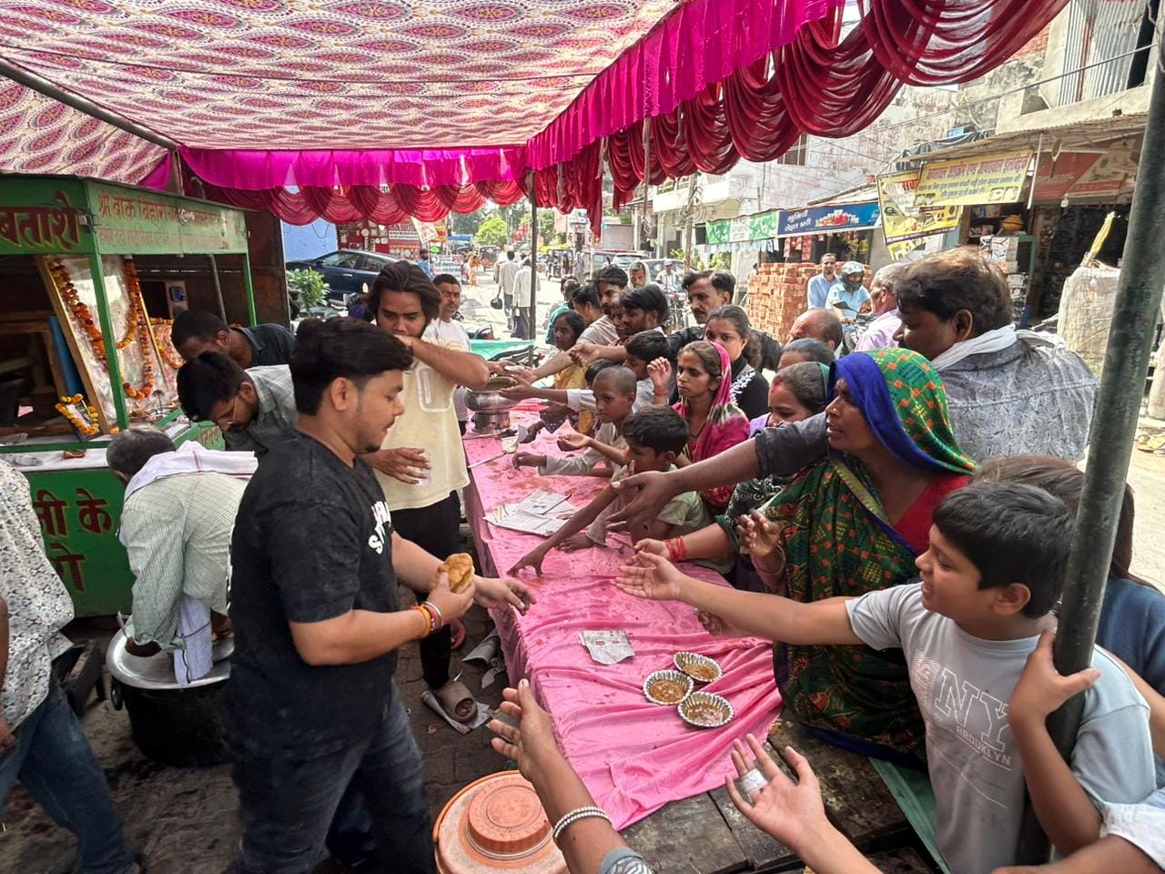 फोटो 22: बिलग्राम नगर में चौराहा पर भंडारा में प्रसाद वितरित करते श्रद्धालु। संवाद फोटो 22: बिलग्राम नगर में चौराहा पर भंडारा में प्रसाद वितरित करते श्रद्धालु। संवाद