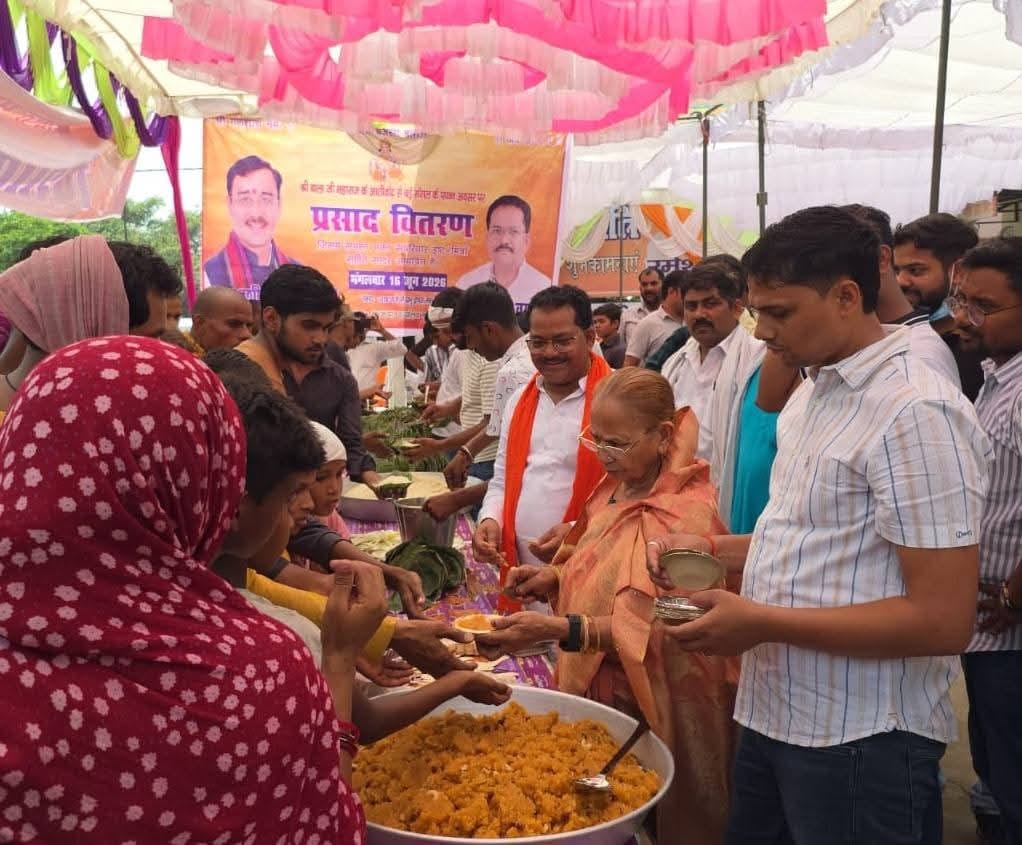 फोटो 22: बिलग्राम नगर में चौराहा पर भंडारा में प्रसाद वितरित करते श्रद्धालु। संवाद फोटो 22: बिलग्राम नगर में चौराहा पर भंडारा में प्रसाद वितरित करते श्रद्धालु। संवाद
