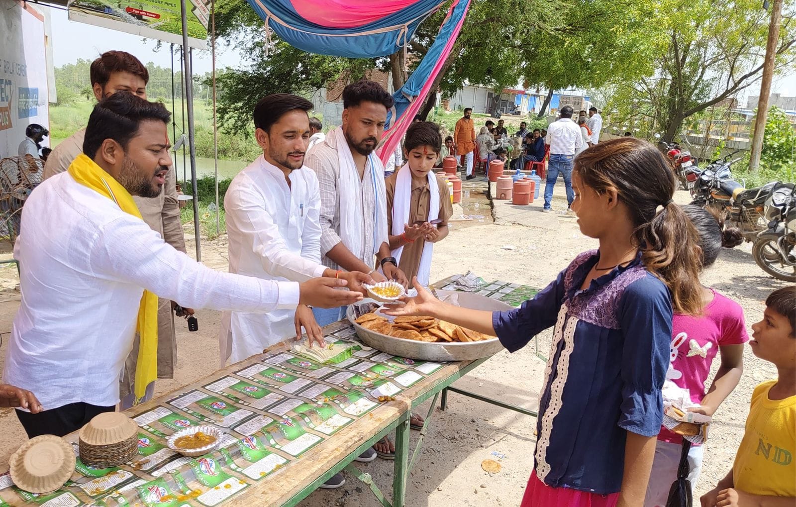 फोटो 22: बिलग्राम नगर में चौराहा पर भंडारा में प्रसाद वितरित करते श्रद्धालु। संवाद फोटो 22: बिलग्राम नगर में चौराहा पर भंडारा में प्रसाद वितरित करते श्रद्धालु। संवाद