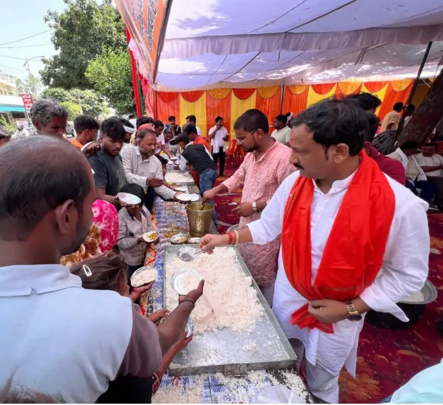 फोटो 22: बिलग्राम नगर में चौराहा पर भंडारा में प्रसाद वितरित करते श्रद्धालु। संवाद फोटो 22: बिलग्राम नगर में चौराहा पर भंडारा में प्रसाद वितरित करते श्रद्धालु। संवाद