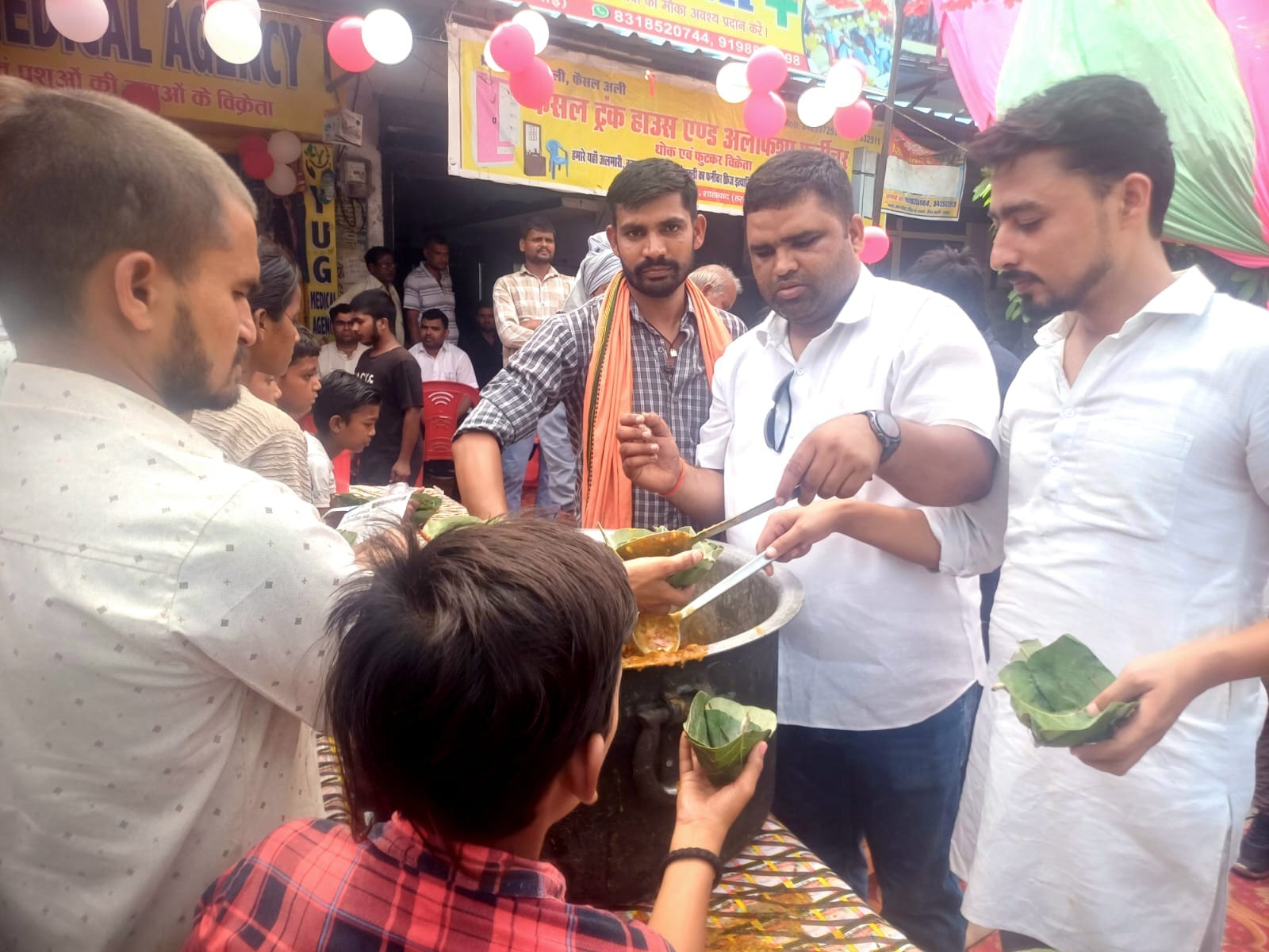 फोटो 22: बिलग्राम नगर में चौराहा पर भंडारा में प्रसाद वितरित करते श्रद्धालु। संवाद फोटो 22: बिलग्राम नगर में चौराहा पर भंडारा में प्रसाद वितरित करते श्रद्धालु। संवाद