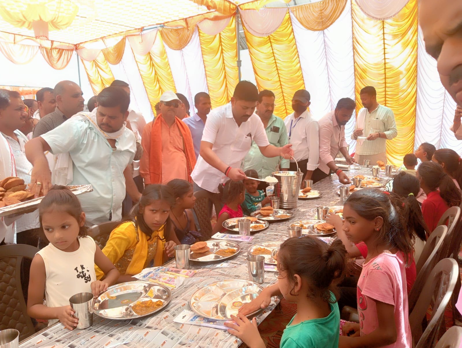 फोटो 22: बिलग्राम नगर में चौराहा पर भंडारा में प्रसाद वितरित करते श्रद्धालु। संवाद फोटो 22: बिलग्राम नगर में चौराहा पर भंडारा में प्रसाद वितरित करते श्रद्धालु। संवाद