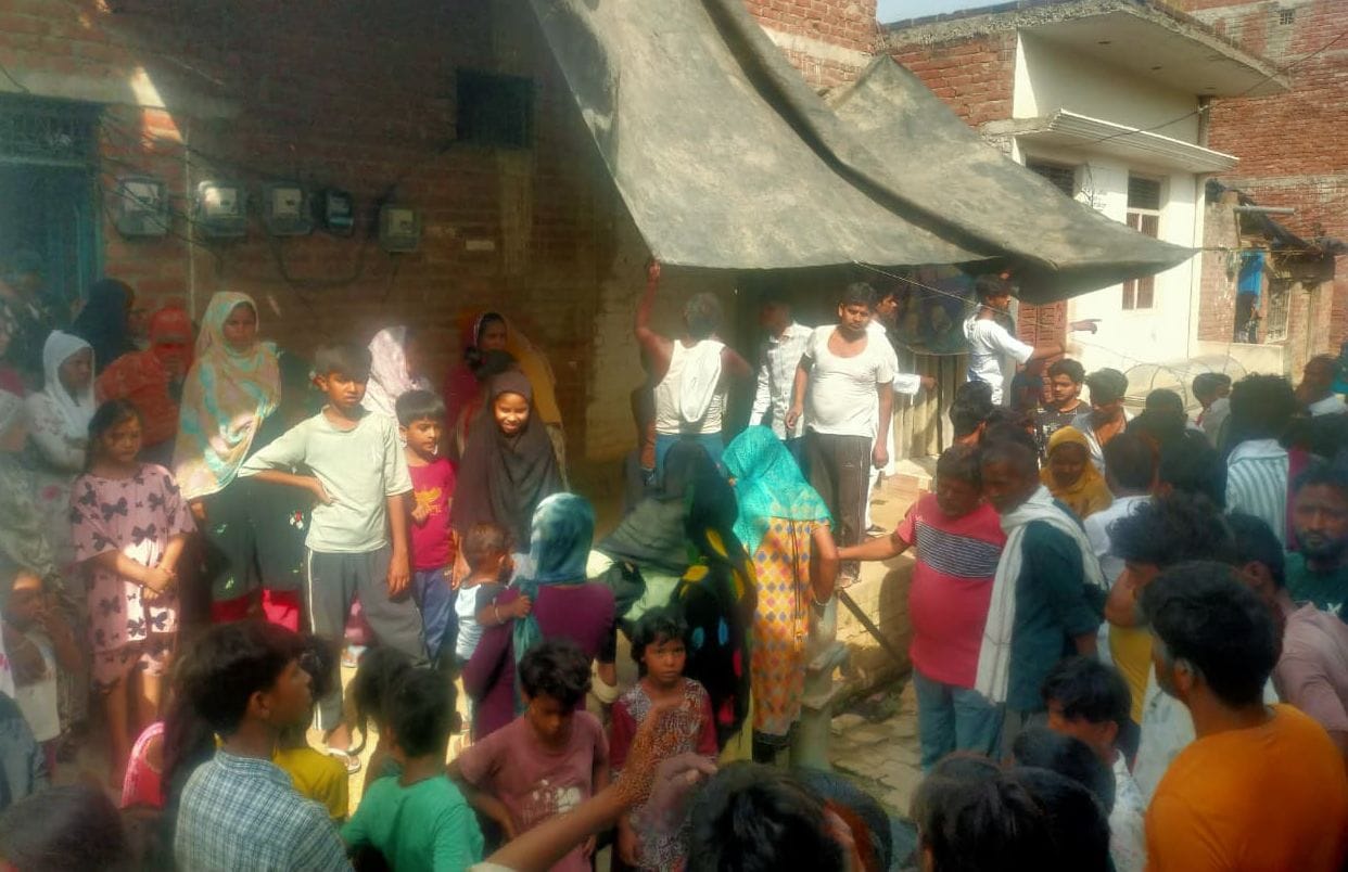 फोटो-27- पति की मौत पर बिलखती पत्नी और अन्य परिजन। संवाद