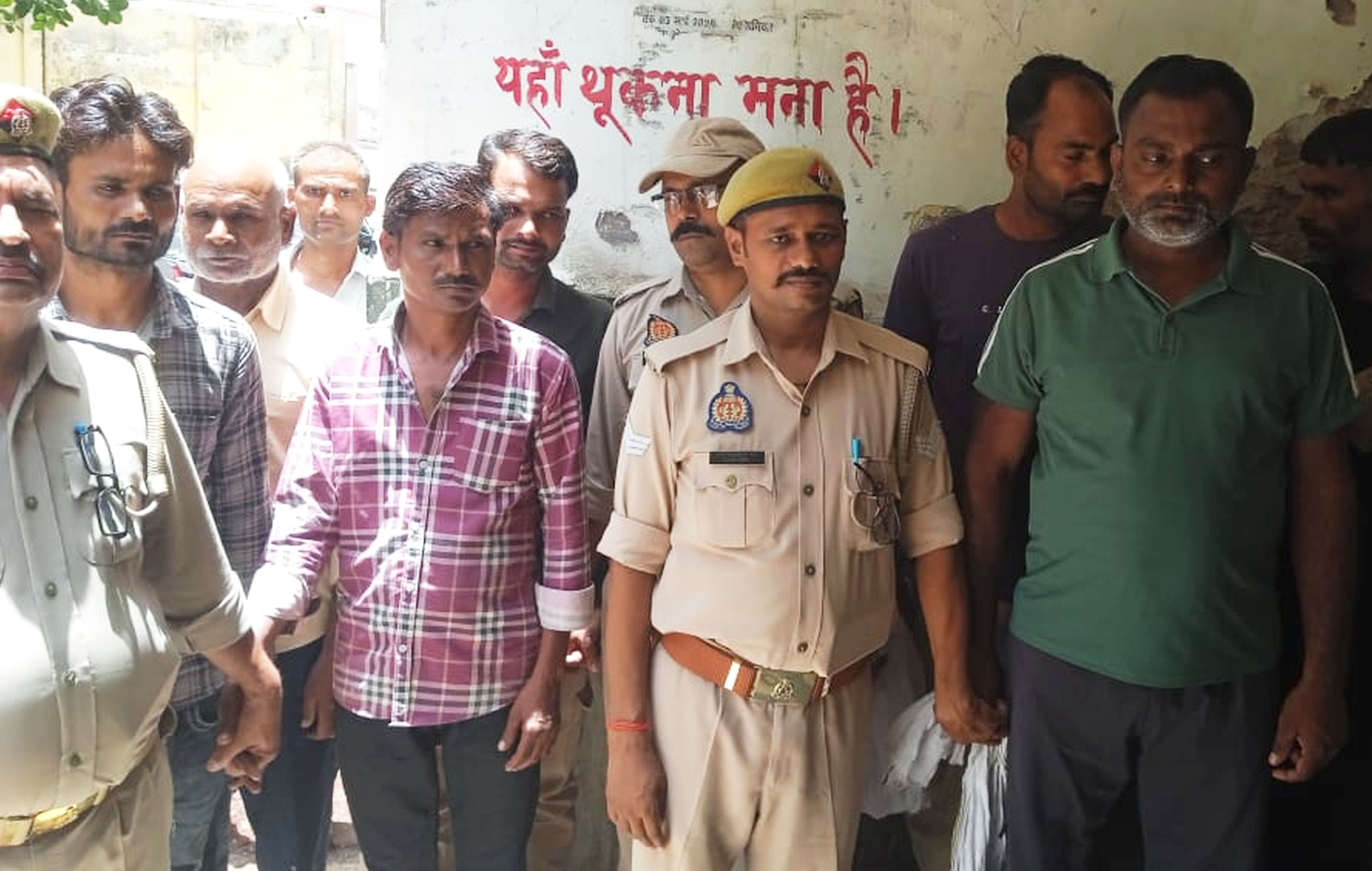 फोटो-27-सजा के बाद कोर्ट के बाहर निकले आरोपी। स्रोत: सूत्र फोटो-27-सजा के बाद कोर्ट के बाहर निकले आरोपी। स्रोत: सूत्र