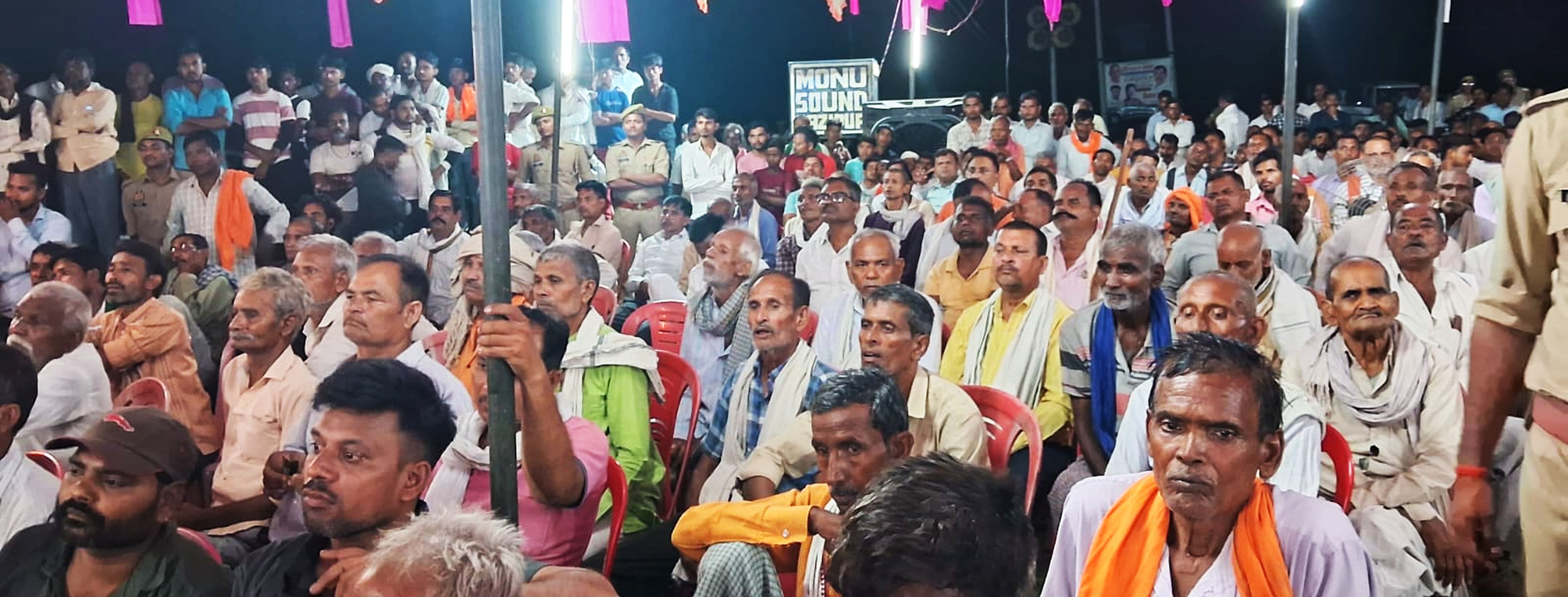 फोटो-29-किसानों से बातचीत करती करती राज्यमंत्री कृष्णा पासवान। संवाद फोटो-29-किसानों से बातचीत करती करती राज्यमंत्री कृष्णा पासवान। संवाद