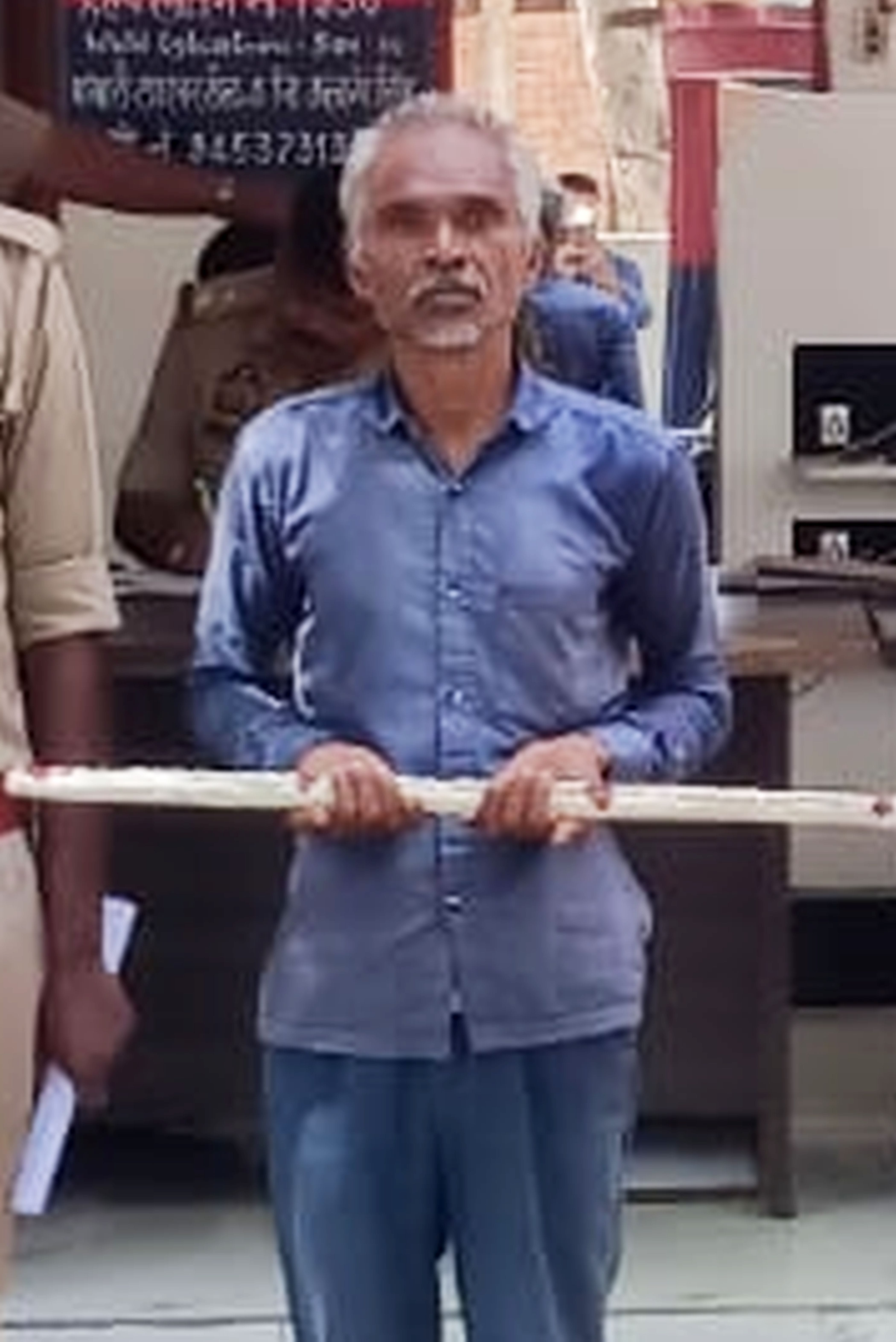 फोटो-34-सब्बल के साथ थाने में आरोपी रामखेलावन। स्रोत: पुलिस फोटो-34-सब्बल के साथ थाने में आरोपी रामखेलावन। स्रोत: पुलिस