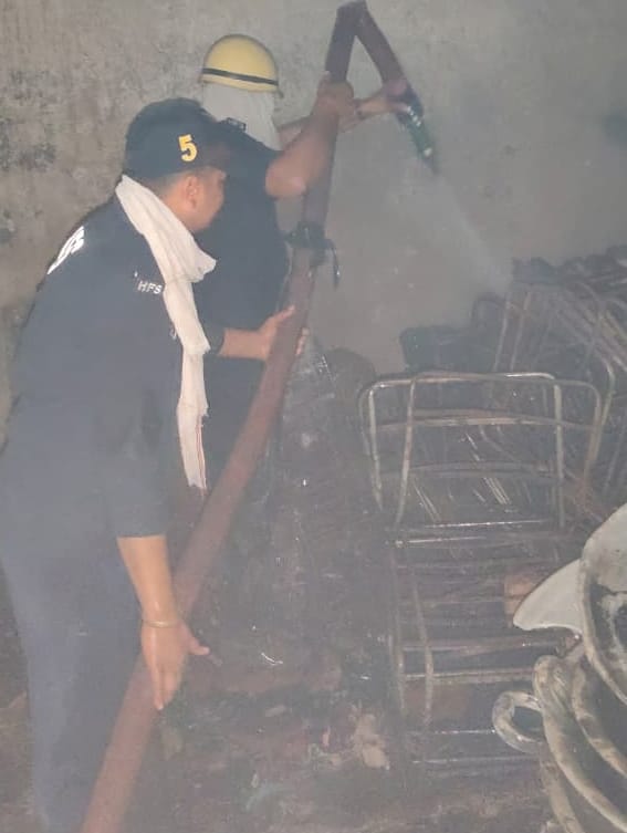 फोटो-61: बहादुरगढ़ के बालोर गांव में टैंट हाउस में लगी आग। स्रोत सोशल मीडिया फोटो-61: बहादुरगढ़ के बालोर गांव में टैंट हाउस में लगी आग। स्रोत सोशल मीडिया