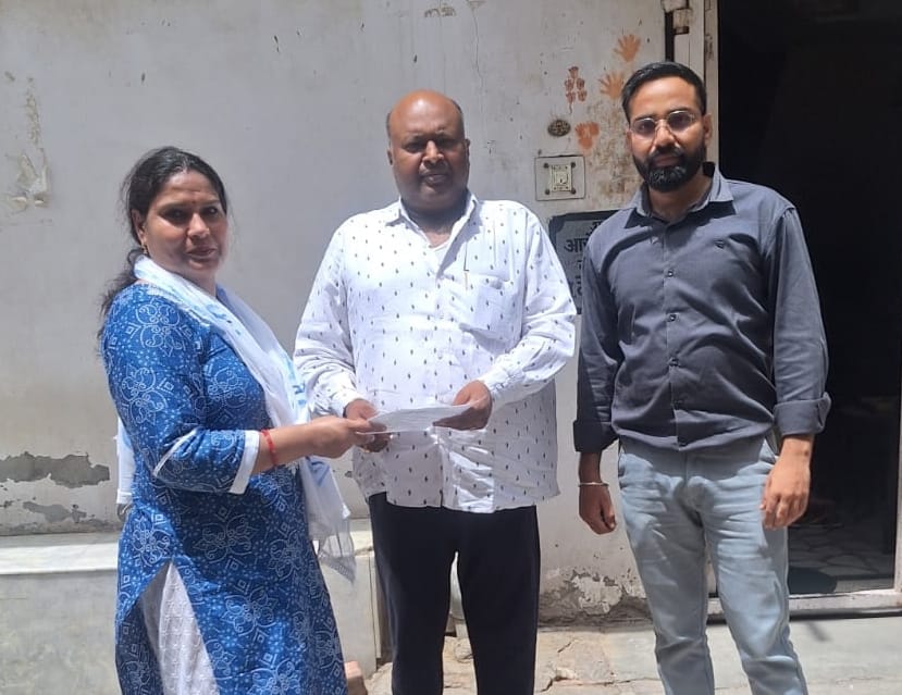 फोटो-66: बहादुरगढ़ में एक मतदाता को फार्म देती बीएलओ। स्रोत सोशल मीडिया फोटो-66: बहादुरगढ़ में एक मतदाता को फार्म देती बीएलओ। स्रोत सोशल मीडिया