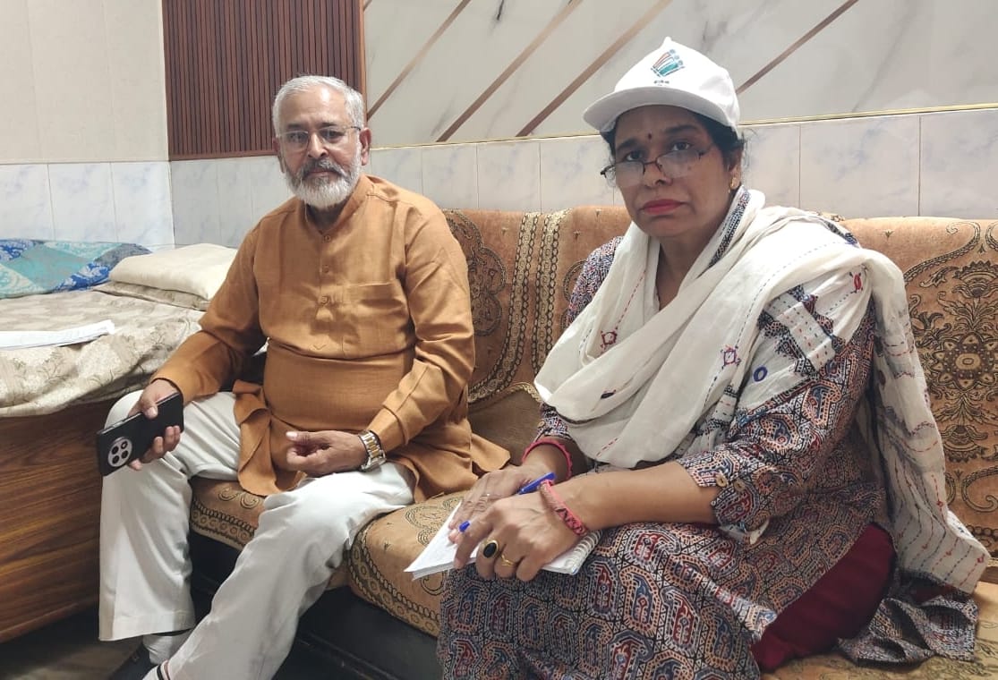 फोटो-66: बहादुरगढ़ में एक मतदाता को फार्म देती बीएलओ। स्रोत सोशल मीडिया फोटो-66: बहादुरगढ़ में एक मतदाता को फार्म देती बीएलओ। स्रोत सोशल मीडिया