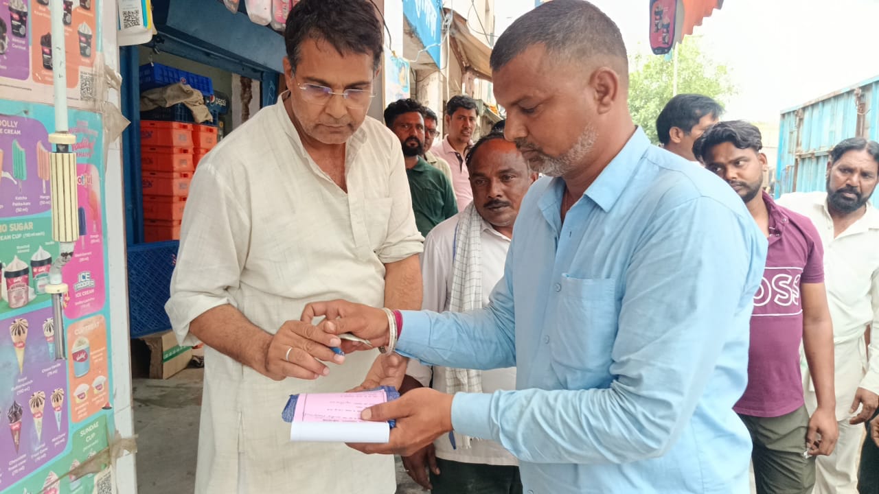 फोटो संख्या:54 शहर के गोशाला रोड पर गड्ढे में फंसी बाइक को निकालता चालक। संवाद फोटो संख्या:54 शहर के गोशाला रोड पर गड्ढे में फंसी बाइक को निकालता चालक। संवाद