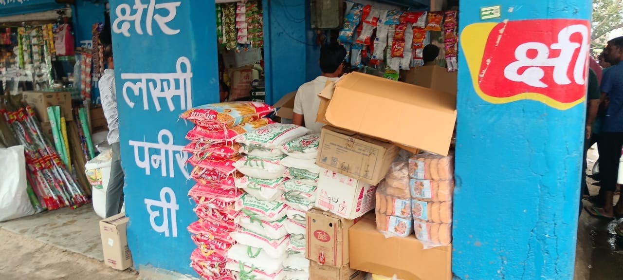 फोटो संख्या:54 शहर के गोशाला रोड पर गड्ढे में फंसी बाइक को निकालता चालक। संवाद फोटो संख्या:54 शहर के गोशाला रोड पर गड्ढे में फंसी बाइक को निकालता चालक। संवाद