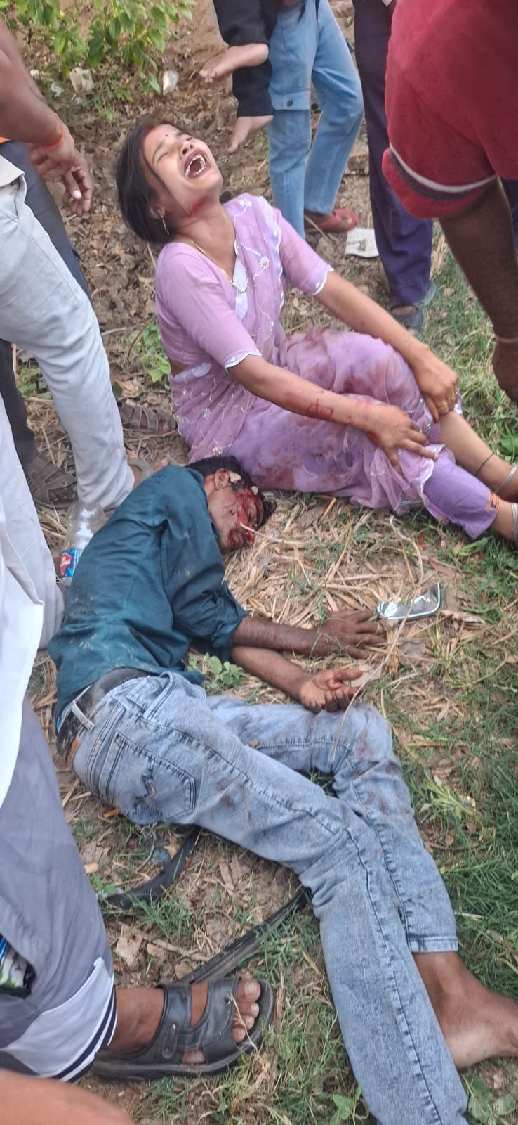 फोटो31 हादसे में घायल महिला को अस्पताल में ले जाती पुलिसकर्मी। संवाद फोटो31 हादसे में घायल महिला को अस्पताल में ले जाती पुलिसकर्मी। संवाद